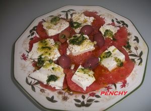 Una foto de Tomates Raf con queso fresco