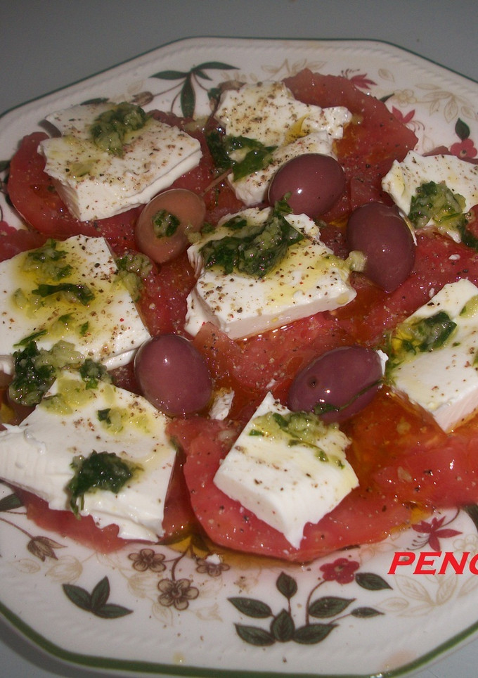 Una foto de Tomates Raf con queso fresco