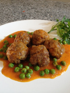Una foto de Albóndigas con guisantes