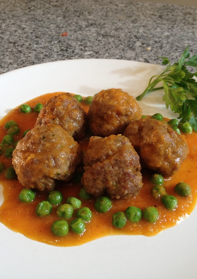 Una foto de Albóndigas con guisantes