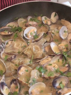 Una foto de Alcachofas con almejas en salsa