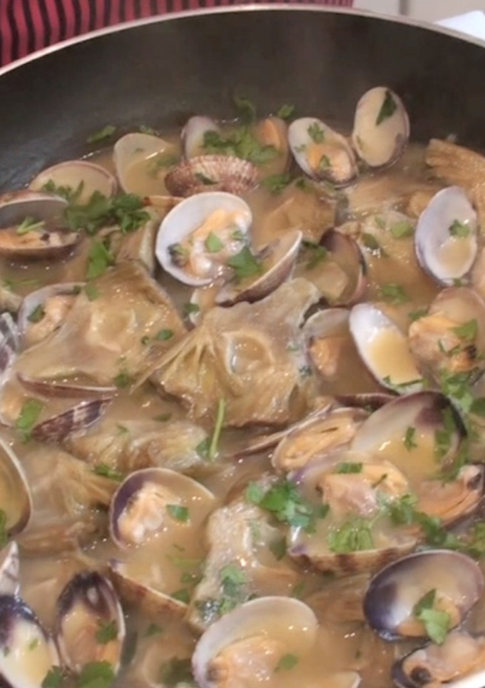 Una foto de Alcachofas con almejas en salsa