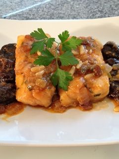 Una foto de Bacalao con ciruelas, pasa y piñones
