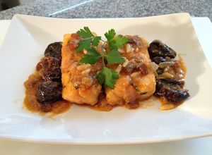 Foto principal de Bacalao con ciruelas, pasa y piñones
