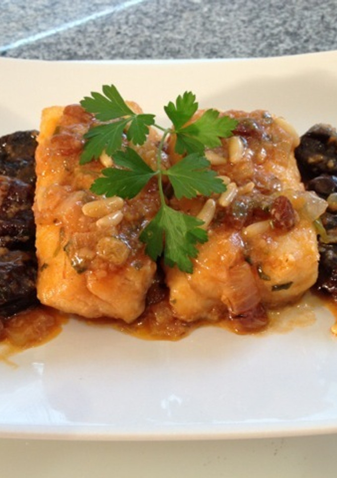 Una foto de Bacalao con ciruelas, pasa y piñones