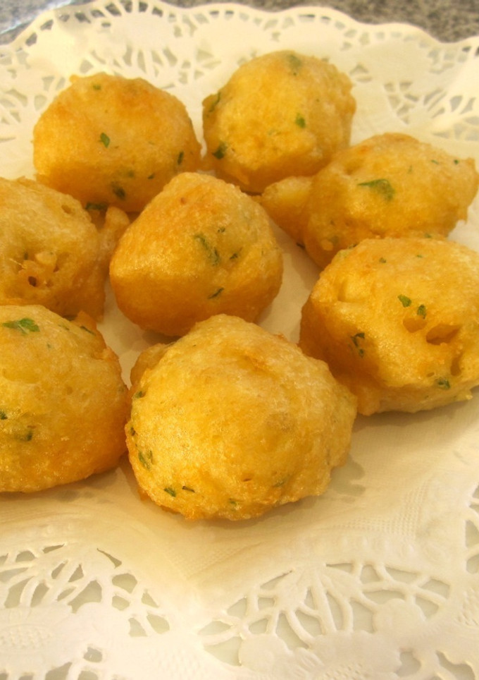 Una foto de Buñuelos de bacalao crujientes