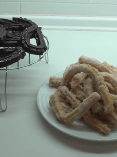 Una foto de Churros bañados en chocolate