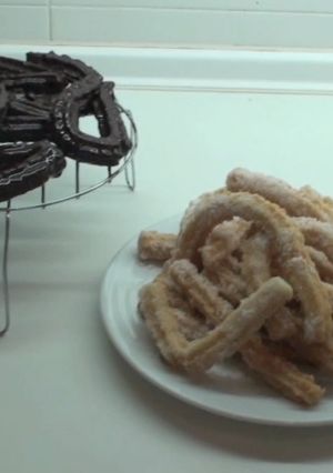 Una foto de Churros bañados en chocolate