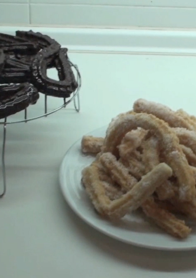 Una foto de Churros bañados en chocolate