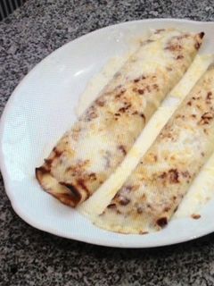 Una foto de Crepes rellenos de gambas, champiñones y bacon