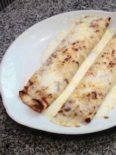 Una foto de Crepes rellenos de gambas, champiñones y bacon