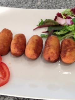 Una foto de Croquetas del caldo con pollo y jamón