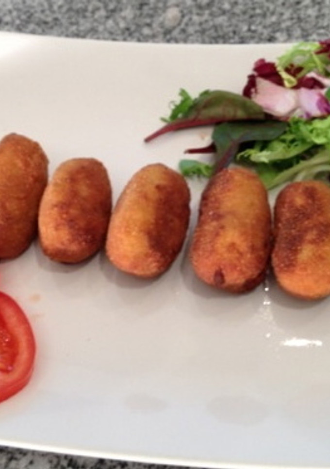 Una foto de Croquetas del caldo con pollo y jamón