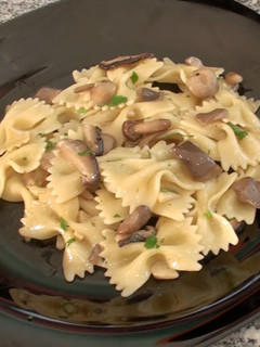 Una foto de Farfalle salteadas con setas variadas