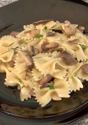 Una foto de Farfalle salteadas con setas variadas