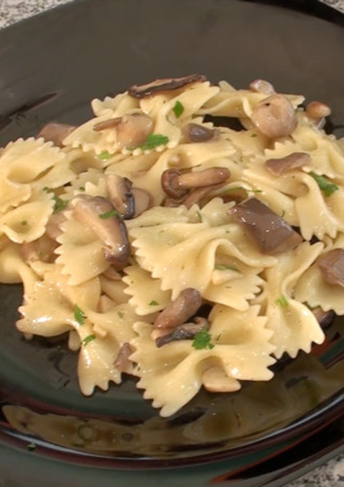 Una foto de Farfalle salteadas con setas variadas