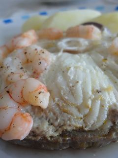 Una foto de Tintorera en papillote con gambas
