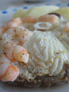 Una foto de Tintorera en papillote con gambas