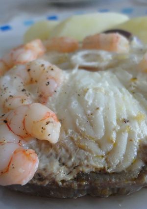 Una foto de Tintorera en papillote con gambas