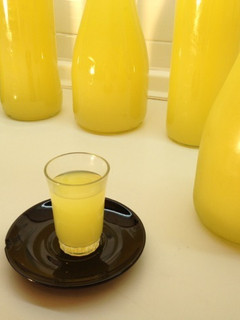 Una foto de Limoncello casero italiano