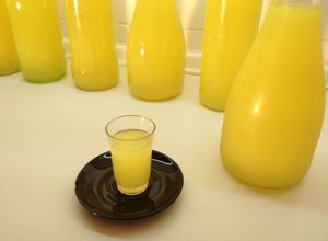 Una foto de Limoncello casero italiano