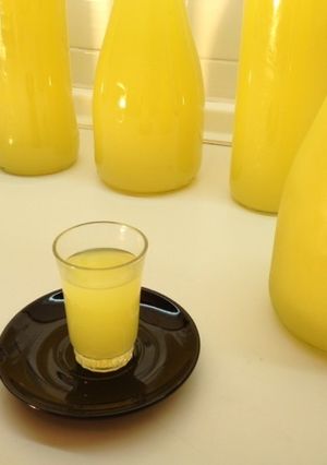 Una foto de Limoncello casero italiano