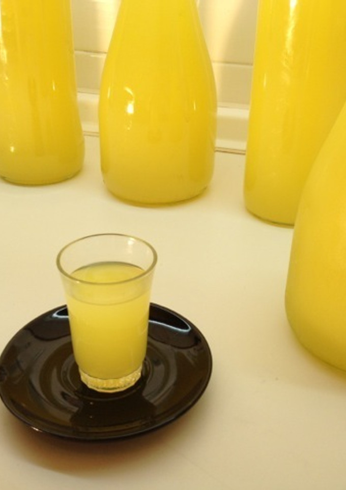 Una foto de Limoncello casero italiano