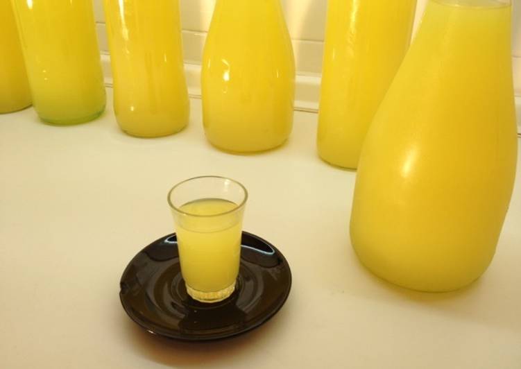 Limoncello casero italiano