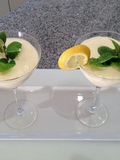 Una foto de Mousse de limón con nata