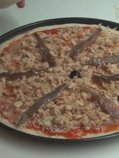 Una foto de Pizza de atún y anchoas