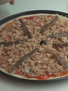 Una foto de Pizza de atún y anchoas