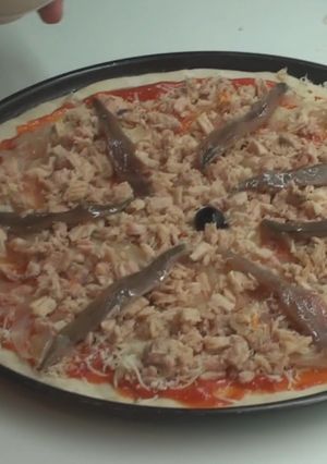 Una foto de Pizza de atún y anchoas