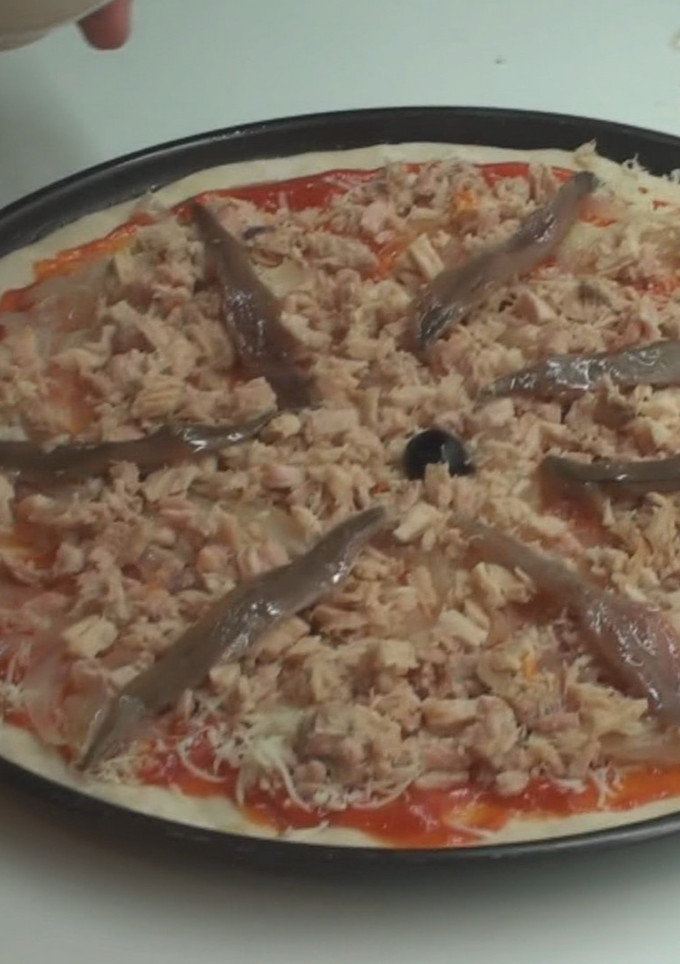 Una foto de Pizza de atún y anchoas