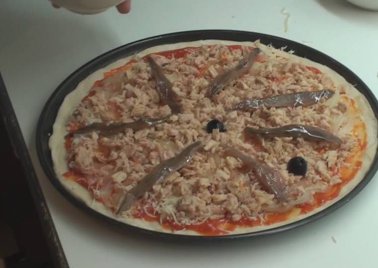 Pizza de atún y anchoas
