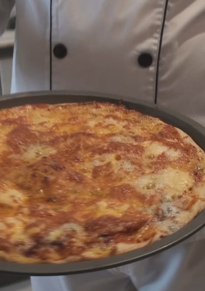 Una foto de Pizza de cinco quesos