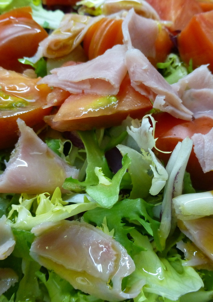 Una foto de Ensalada verde y jamón de pavo