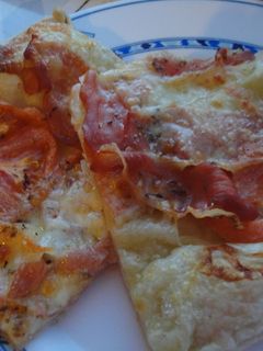 Una foto de Hojaldre de mozzarella, jamón y tomate