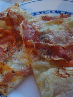 Una foto de Hojaldre de mozzarella, jamón y tomate