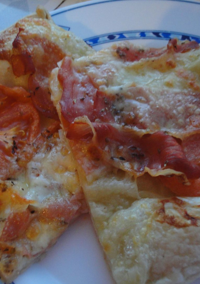 Una foto de Hojaldre de mozzarella, jamón y tomate