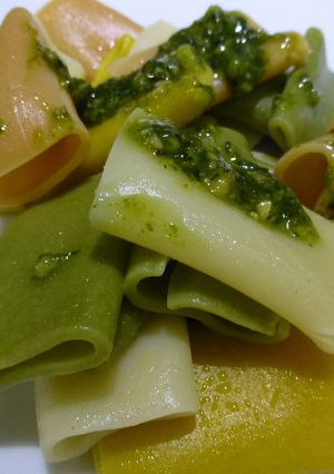 Una foto de Macarrones al pesto italiano