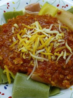 Una foto de Macarrones con salsa boloñesa de pollo