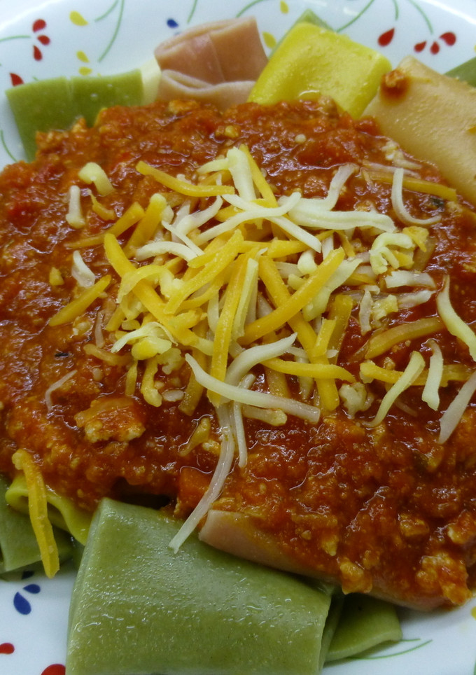 Una foto de Macarrones con salsa boloñesa de pollo