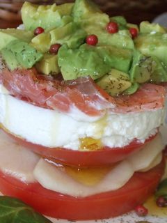 Una foto de Torres de salmón con peras y aguacate