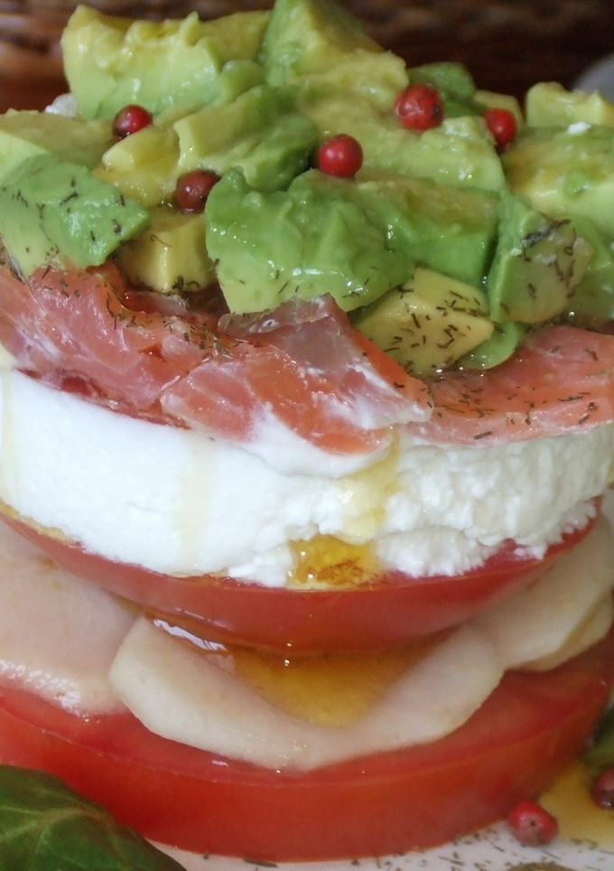 Una foto de Torres de salmón con peras y aguacate