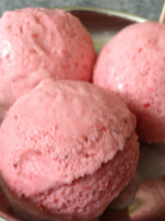 Una foto de Helado cremoso de fresas