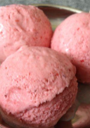 Una foto de Helado cremoso de fresas