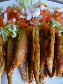 Una foto de Salmonetes fritos con guarnición