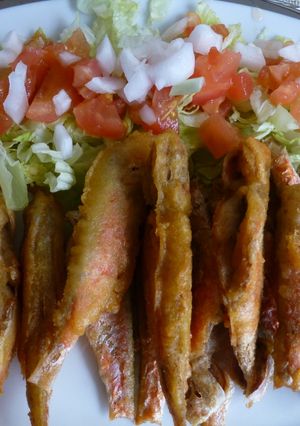 Una foto de Salmonetes fritos con guarnición