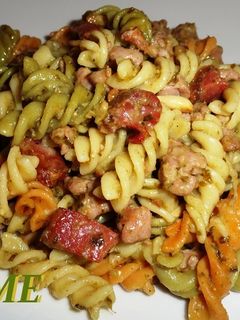 Una foto de Espirales con salchichas y salsa pesto