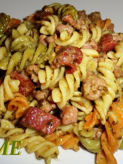 Una foto de Espirales con salchichas y salsa pesto